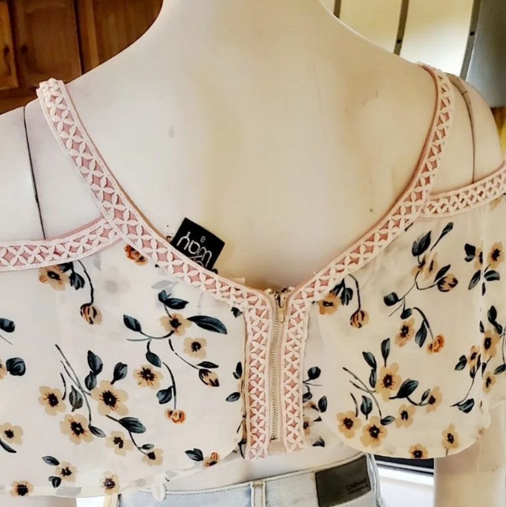 LF Crop Top - Picture 2 of 6